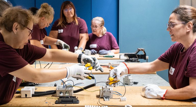 Dones al taller d'electricitat en el marc de l'itinerari IRIA