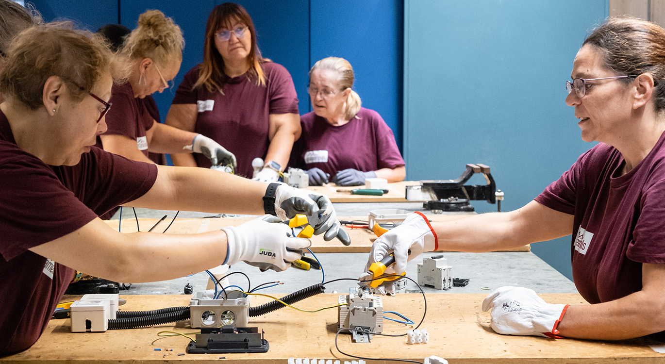 Dones al taller d'electricitat en el marc de l'itinerari IRIA