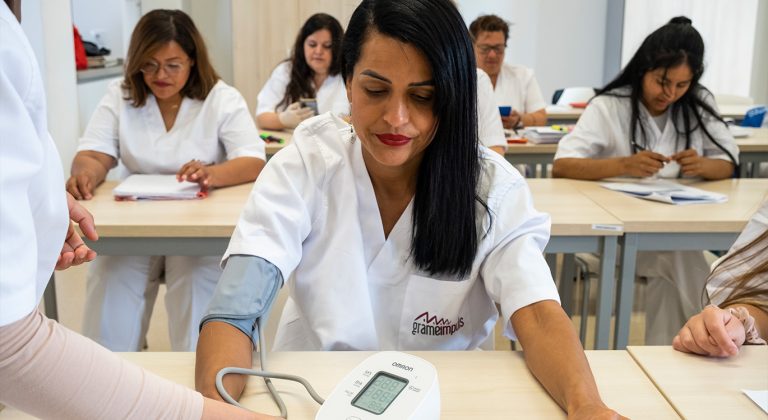 Una usuària al curs de formació d'atenció a les persones, al CF Marie Curie